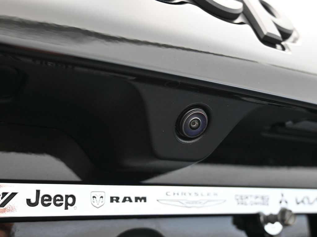 New 2026 Diamond Black Crystal Pearlcoat Jeep Latitude image 34