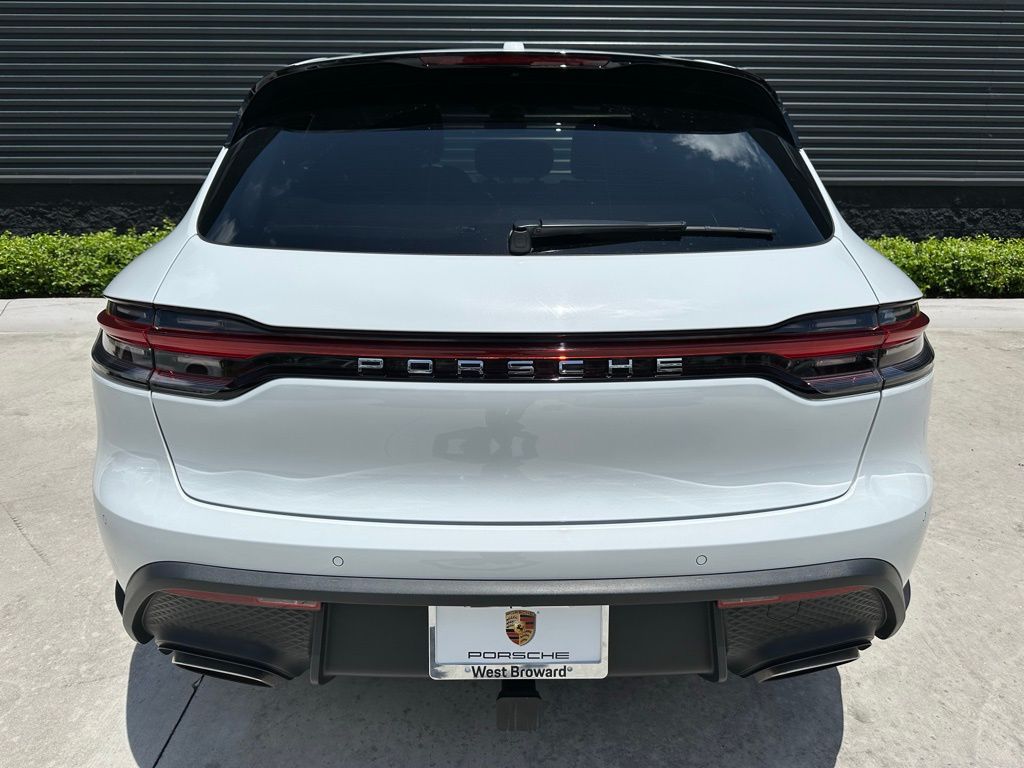 2025 Porsche Macan  11