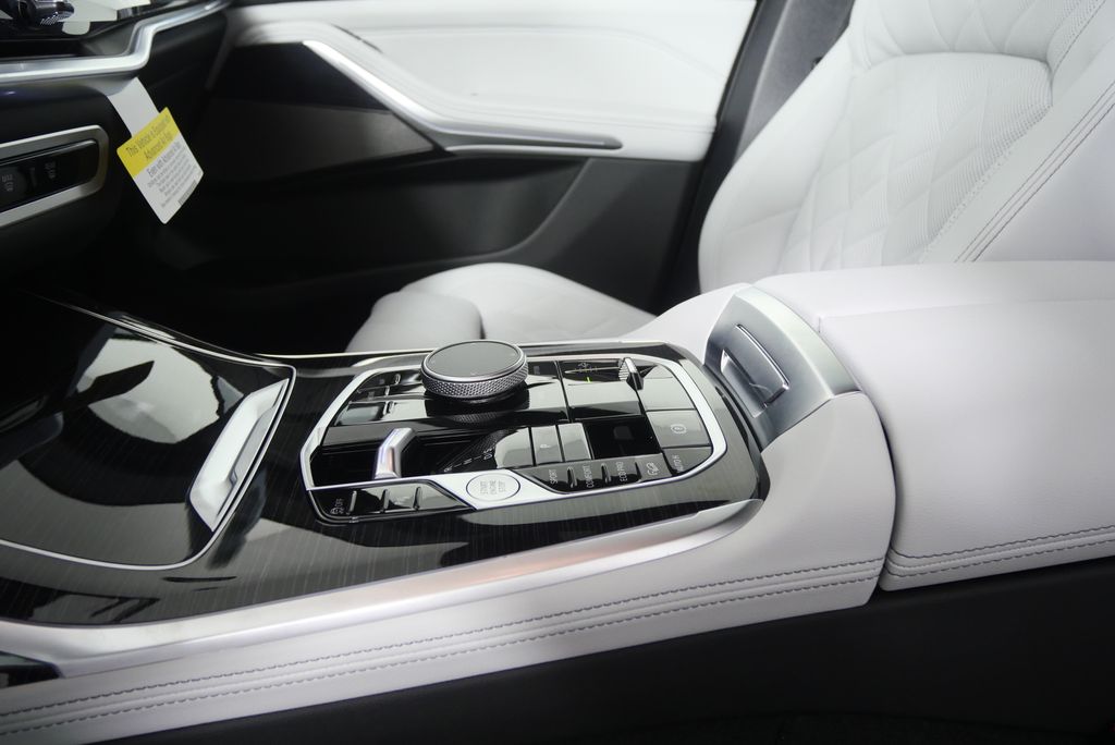 Thumbnail: 2027 BMW X7 - 23