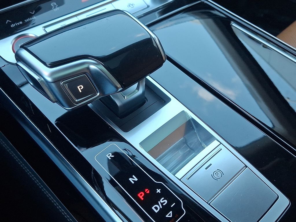 Thumbnail: 2023 Audi S8 - 16