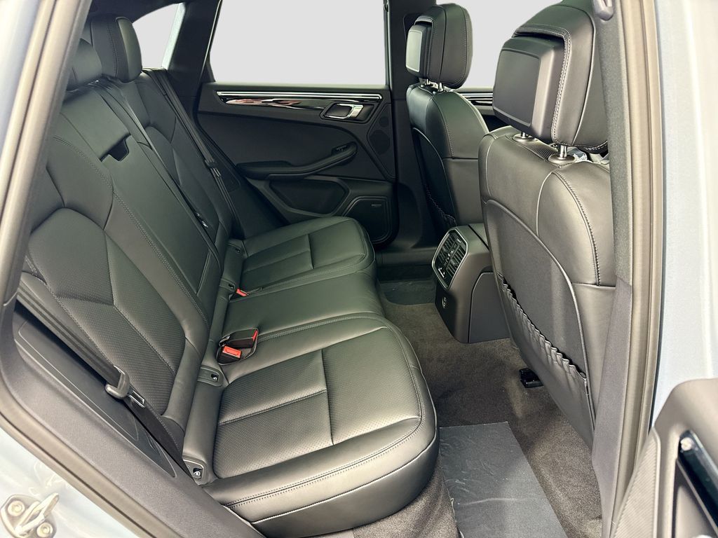 Thumbnail: 2026 Porsche Macan - 23