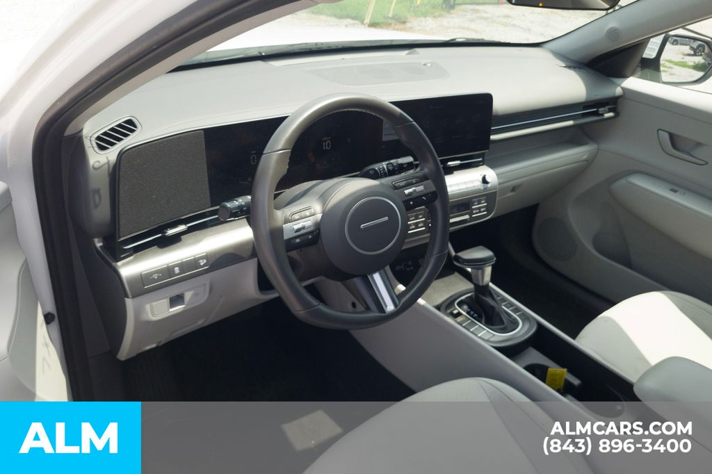 Used 2025 White Hyundai SEL image 5