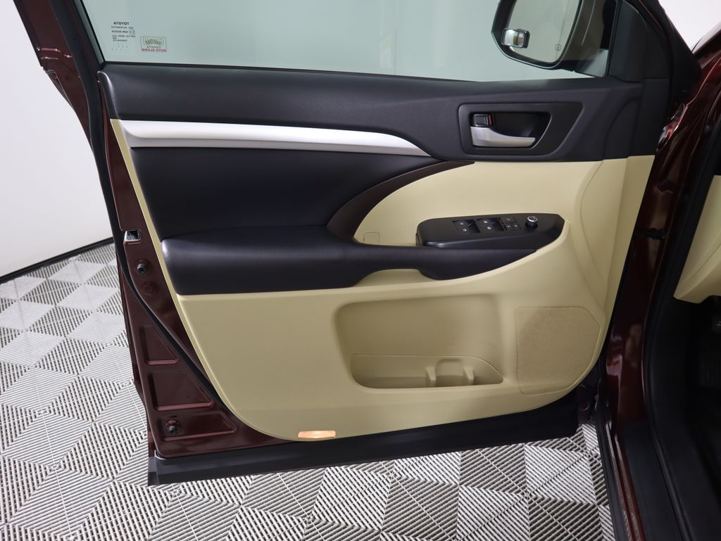 Thumbnail: 2016 Toyota Highlander - 25