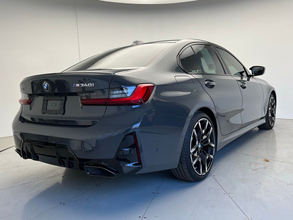 Thumbnail: 2025 BMW 3 Series - 3