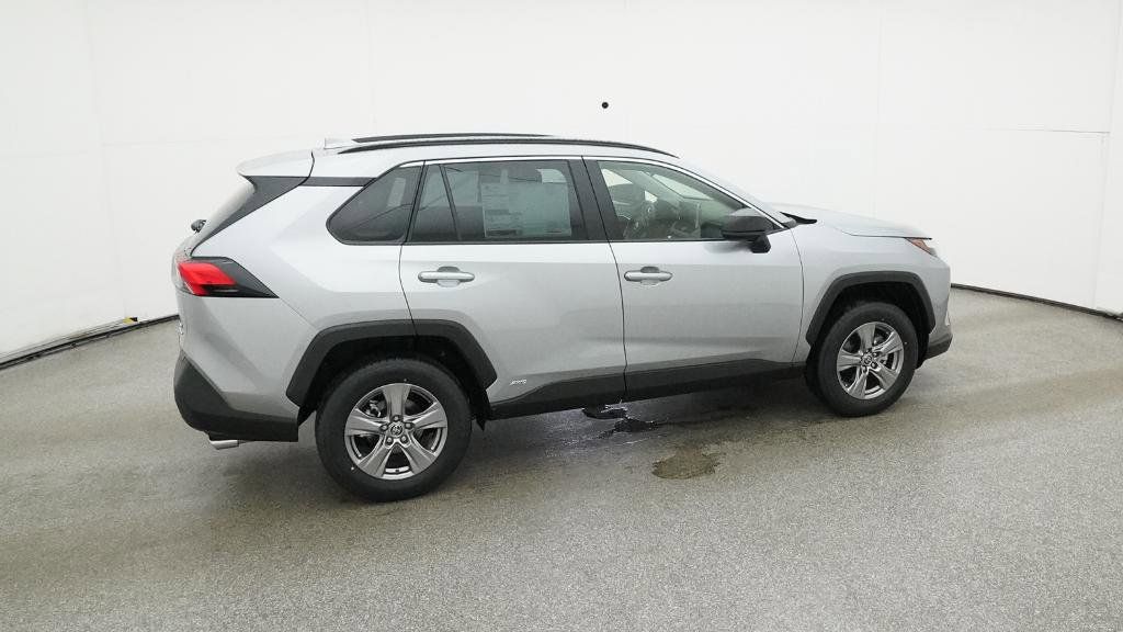 2025 Toyota RAV4 LE 8
