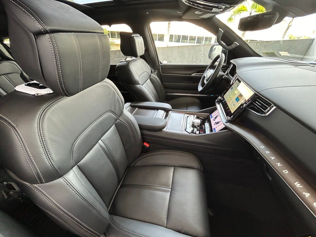 Used 2024 Diamond Black Crystal Pearlcoat Jeep Base image 30