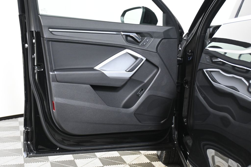 Thumbnail: 2021 Audi Q3 - 27