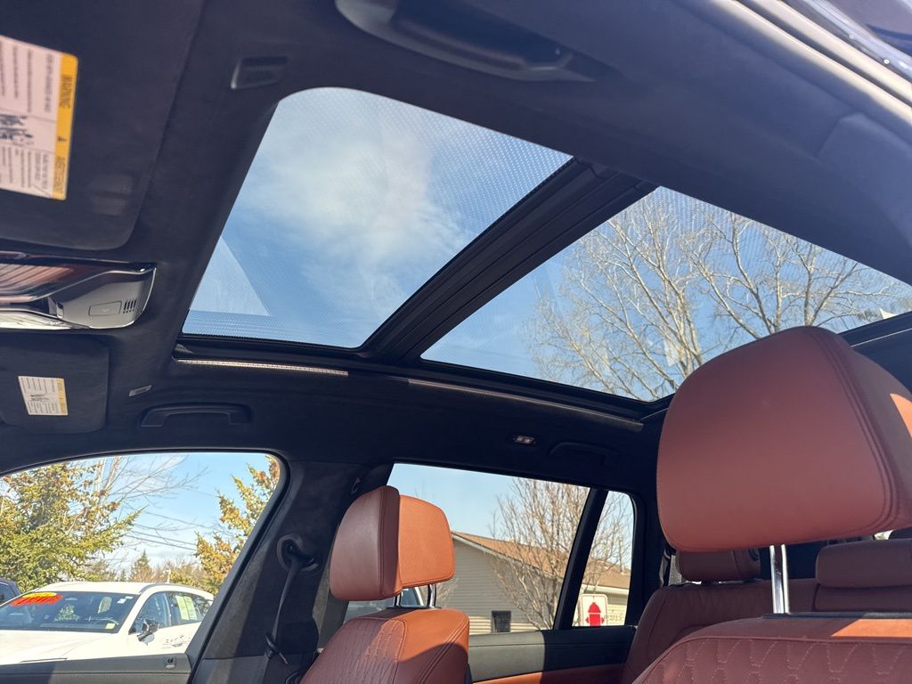 Used 2022 Black BMW xDrive40i image 7