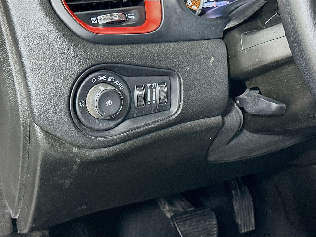 Thumbnail: 2021 Jeep Renegade - 10