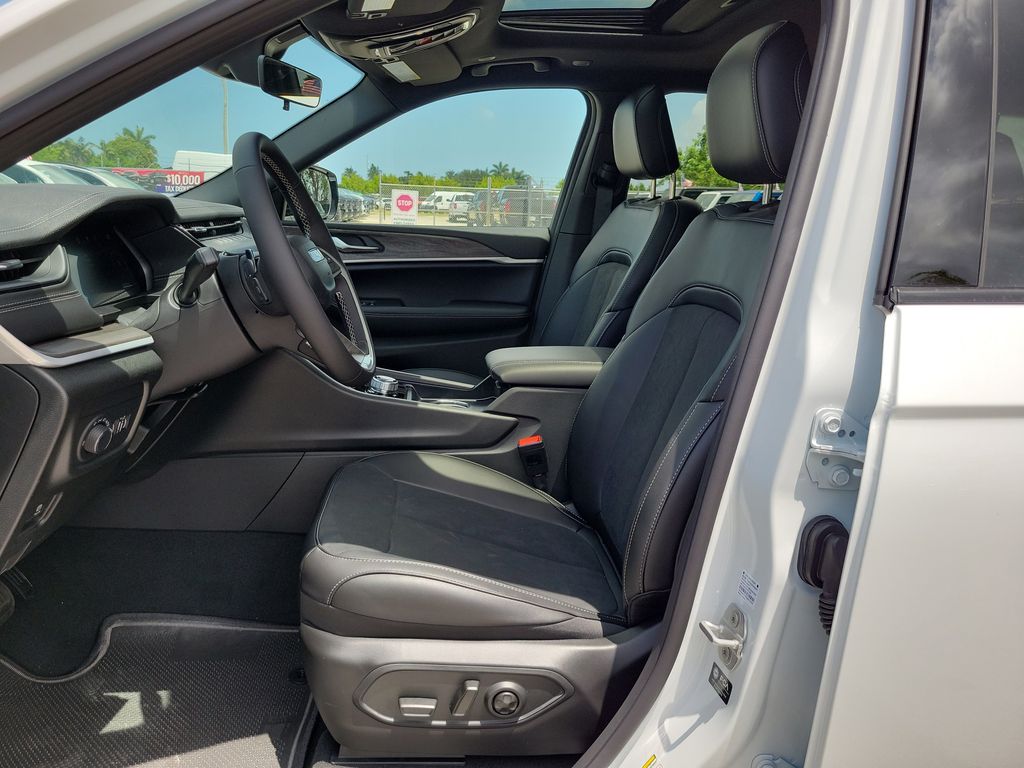 New 2026 White/off-white Jeep Laredo image 14