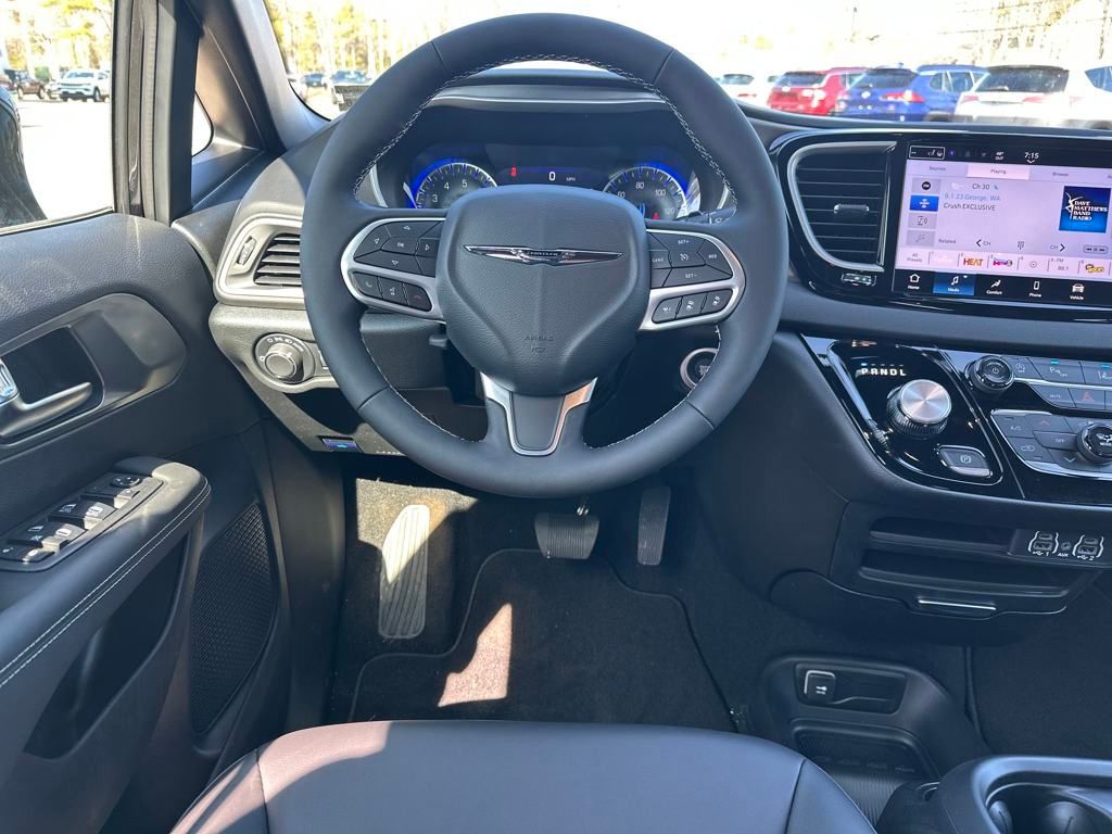 2025 Chrysler Voyager LX photo 13