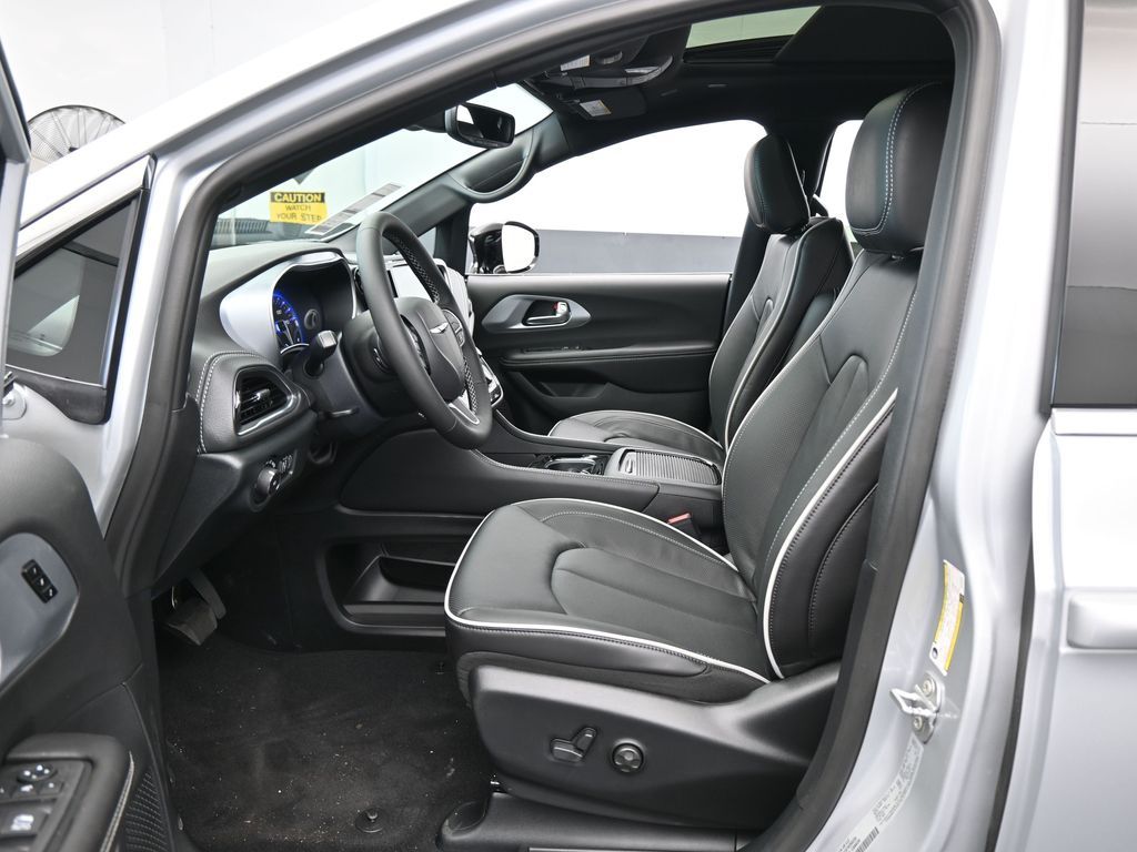 New 2026 Silver Mist Clearcoat Chrysler Limited image 12