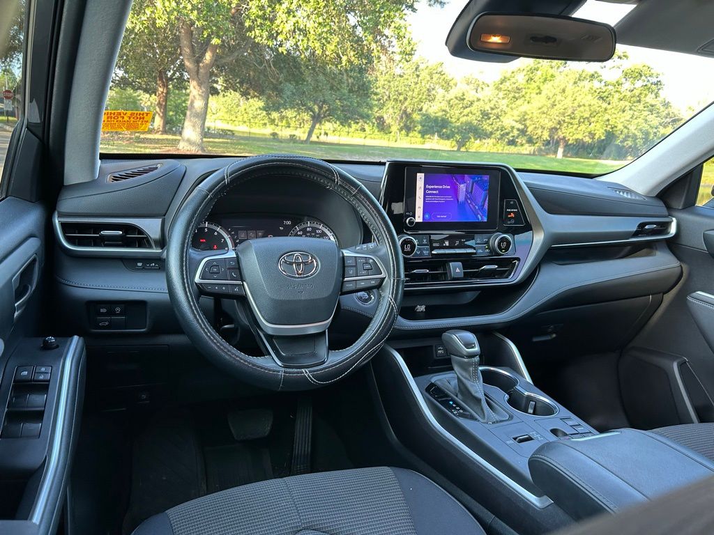 2023 Toyota Highlander LE 12