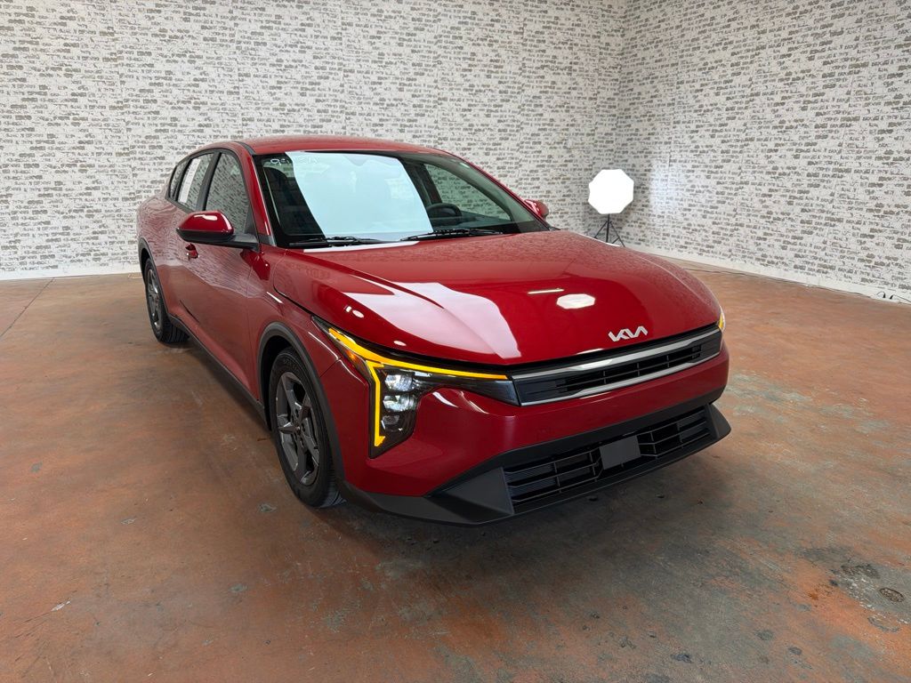 2025 Kia K4 Rojo (Currant Red) Sedán Tracción delantera Transmisión variable continua