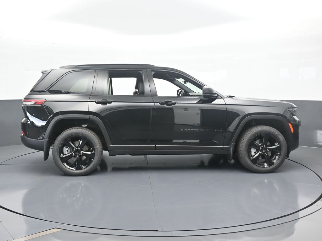 New 2025 Diamond Black Crystal Pearlcoat Jeep Limited image 7