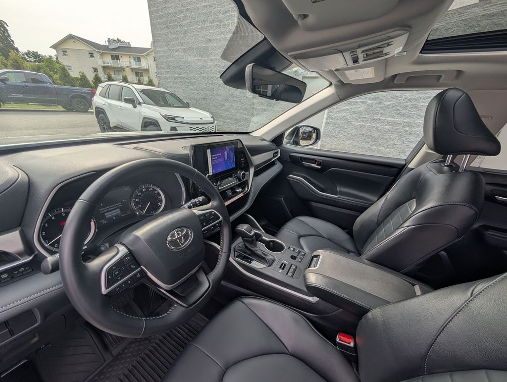 Used 2025 Silver Toyota XLE image 9