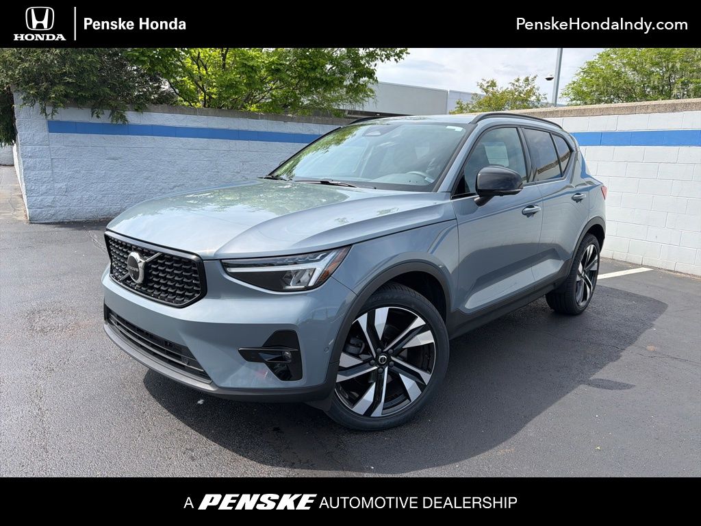 Thumbnail: 2023 Volvo XC40 - 1