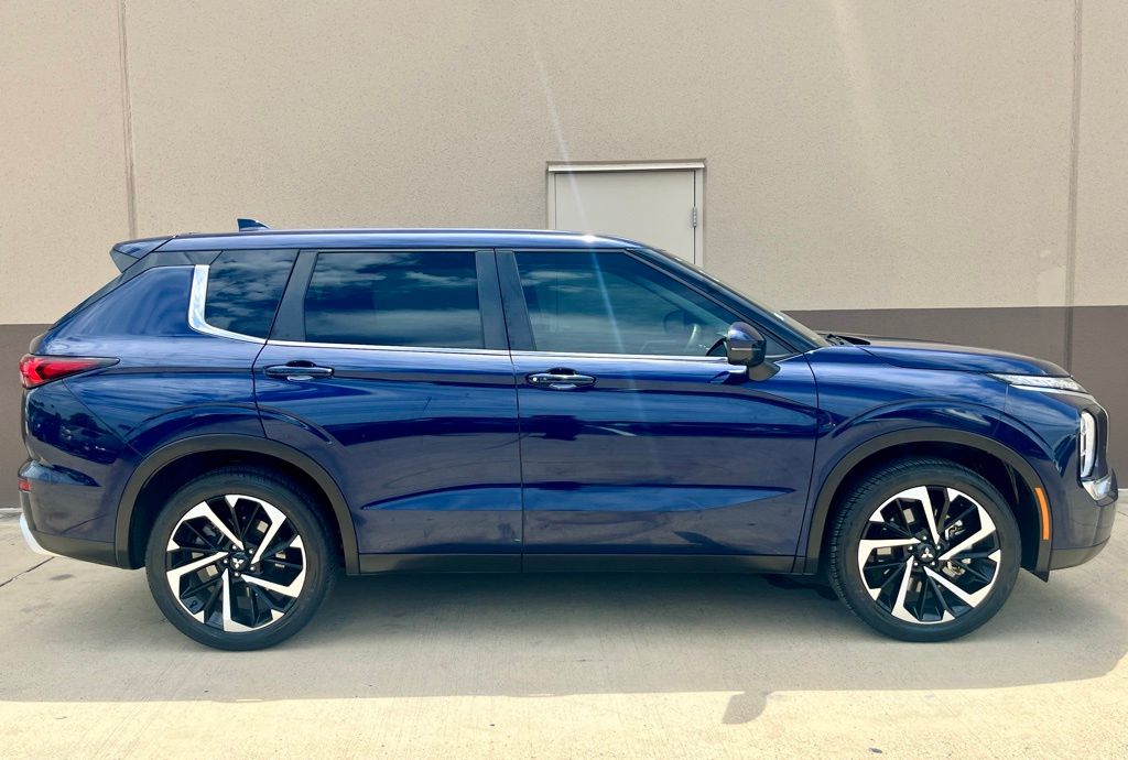 Thumbnail: 2023 Mitsubishi Outlander - 5