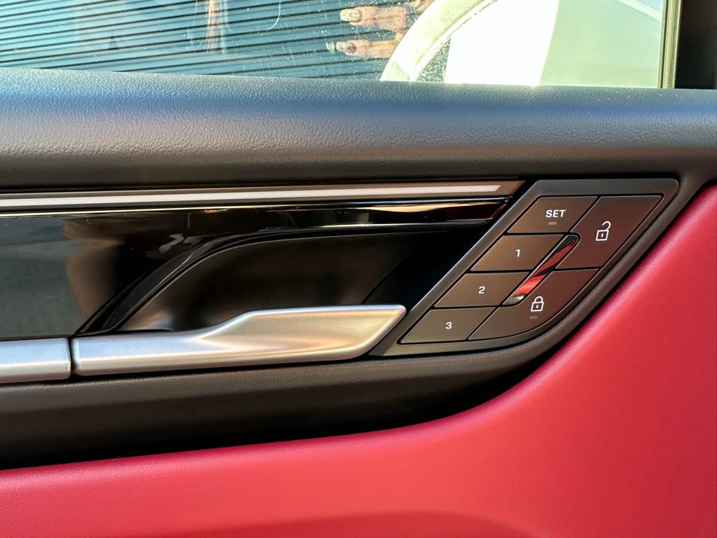 Thumbnail: 2025 Porsche Macan - 19