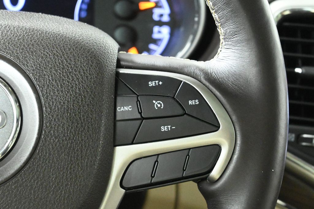2018 Jeep Grand Cherokee Overland 16