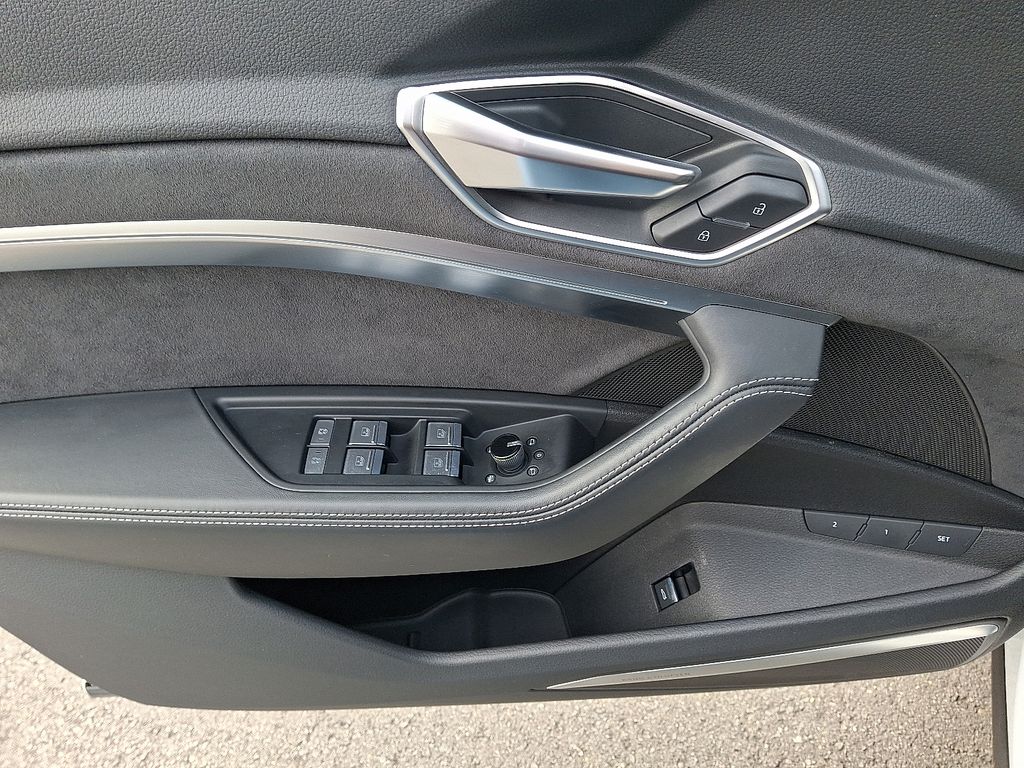 Thumbnail: 2022 Audi e-tron S - 12