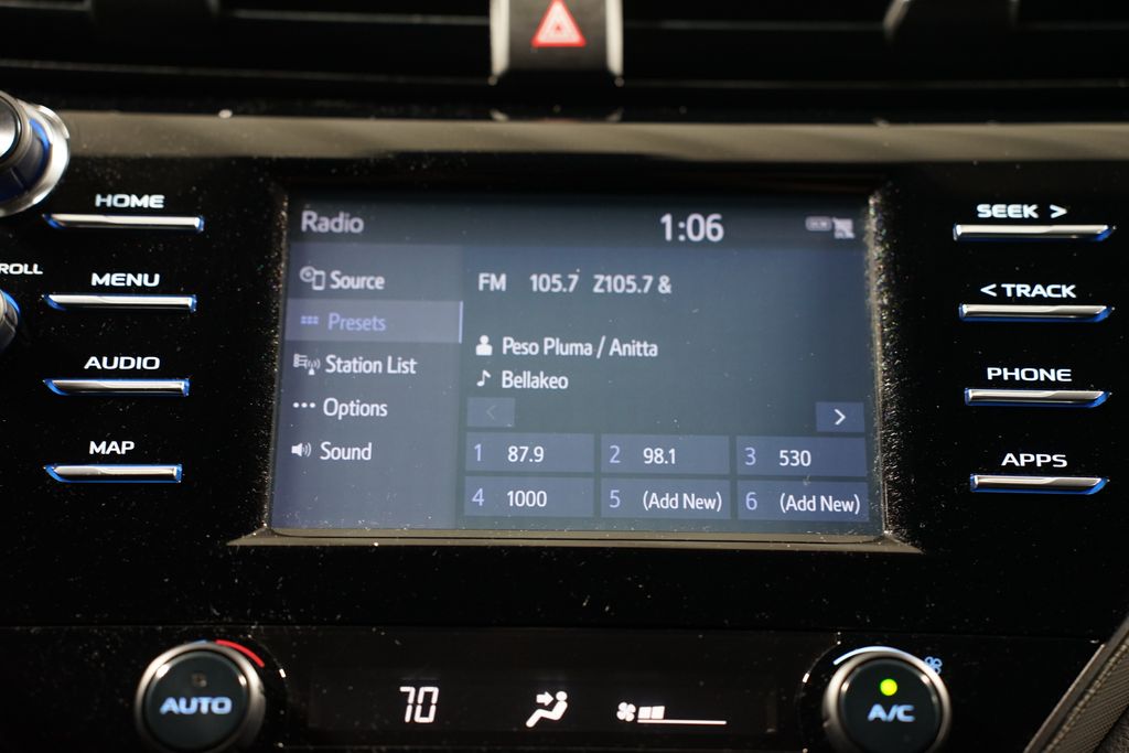 2019 Toyota Camry SE 18