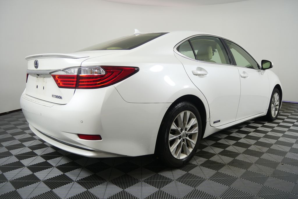 Thumbnail: 2013 Lexus ES - 3