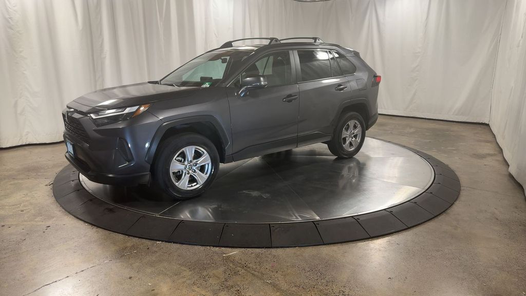 2022 Toyota RAV4 XLE photo 5