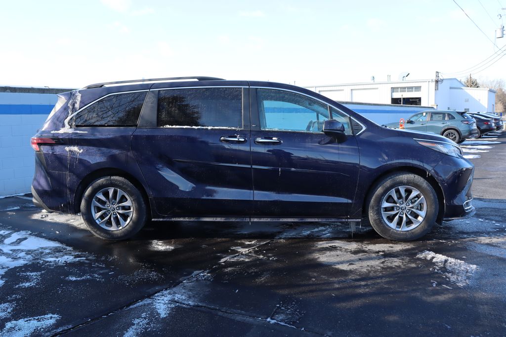 2022 Toyota Sienna XLE 6