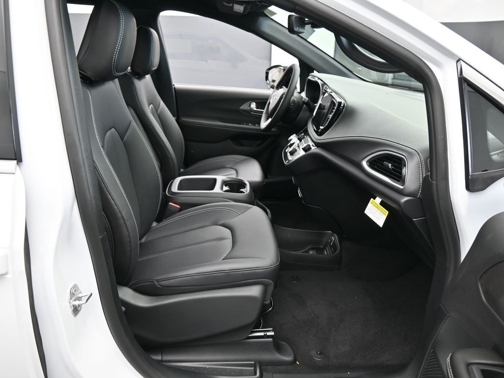 New 2026 Bright White Clearcoat Chrysler Select image 36
