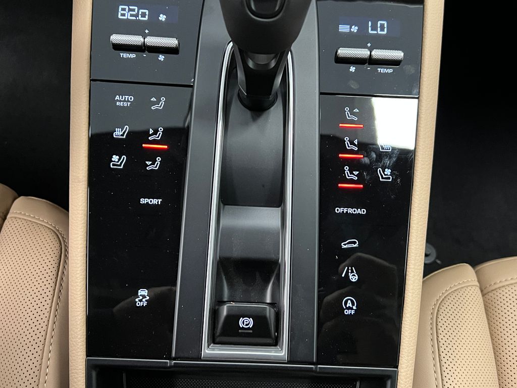 Thumbnail: 2026 Porsche Macan - 25