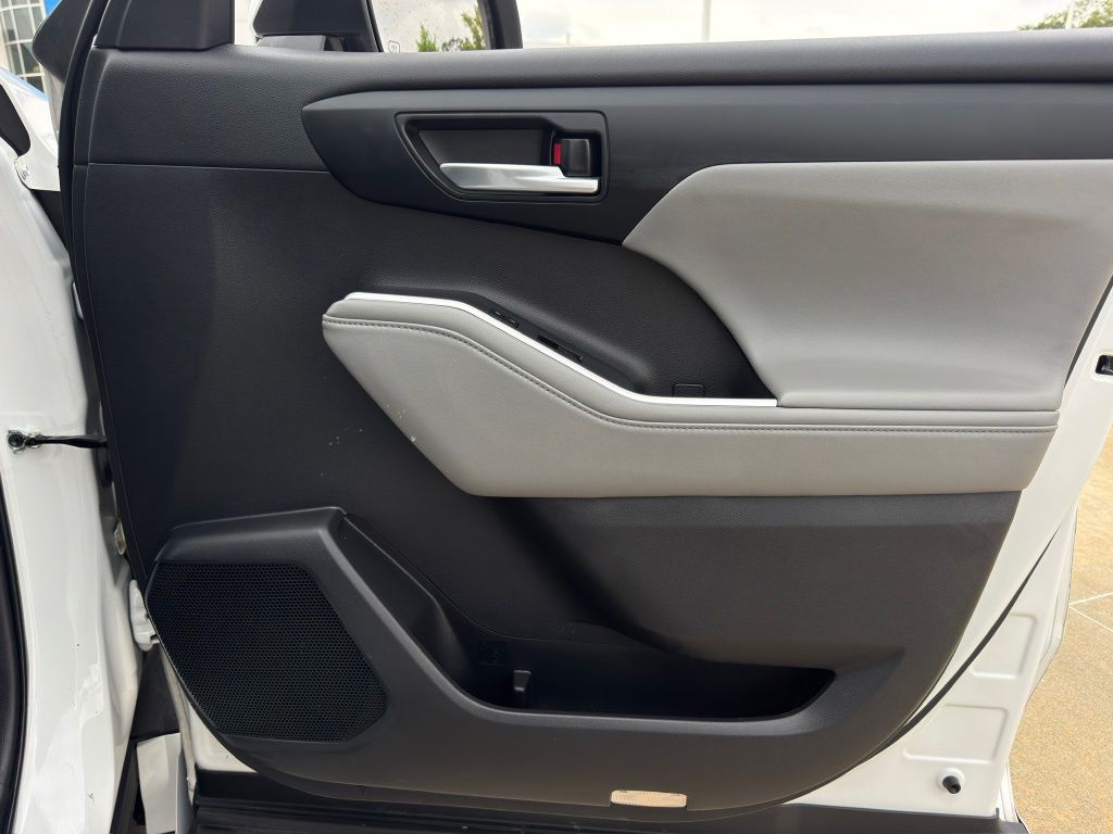 2022 Toyota Highlander XLE Beige at Bravo Nissan