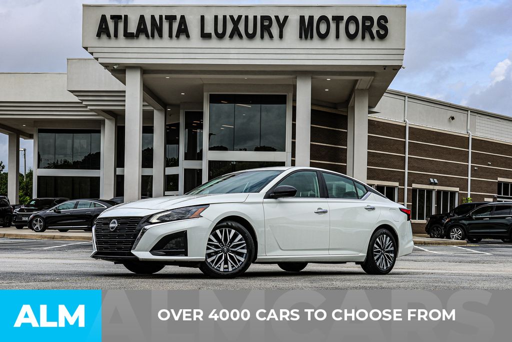 Used 2025 White Nissan 2.5 SV image 3