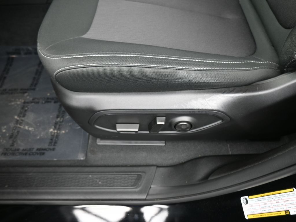 Used 2025 Diamond Black Crystal Pearlcoat Jeep Laredo image 15