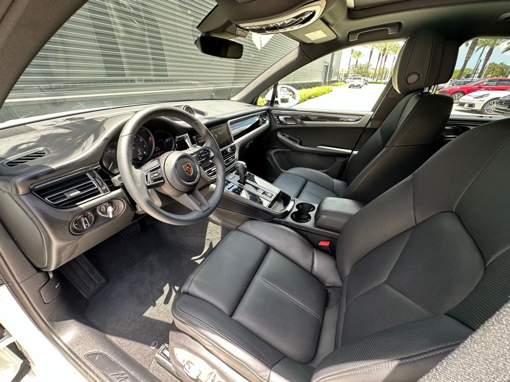 2025 Porsche Macan  4