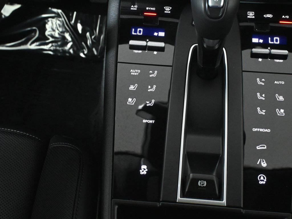 Thumbnail: 2025 Porsche Macan - 24