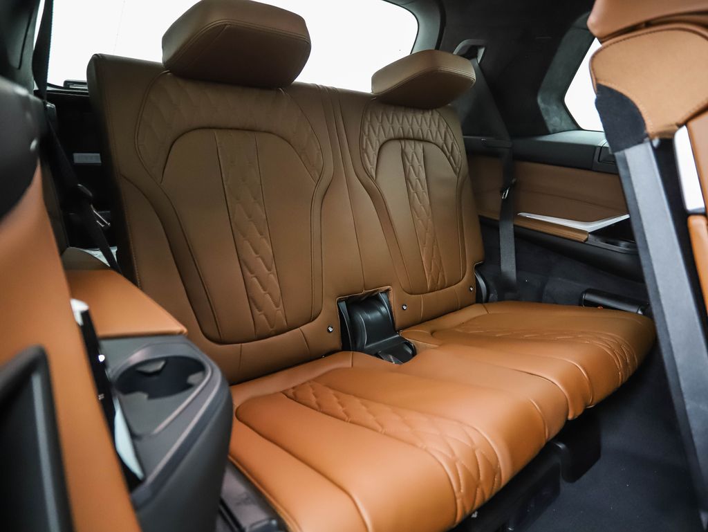 Thumbnail: 2026 BMW X7 - 32
