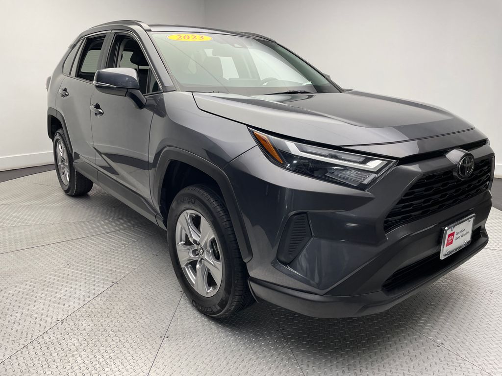 2023 Toyota RAV4 XLE 3