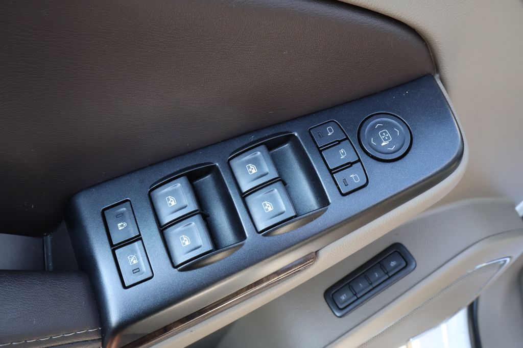 Thumbnail: 2019 Chevrolet Suburban - 15