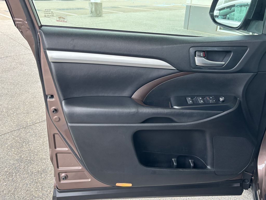 Thumbnail: 2019 Toyota Highlander - 28