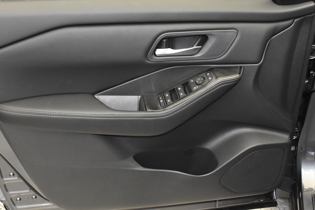 2025 Nissan Rogue SV 10