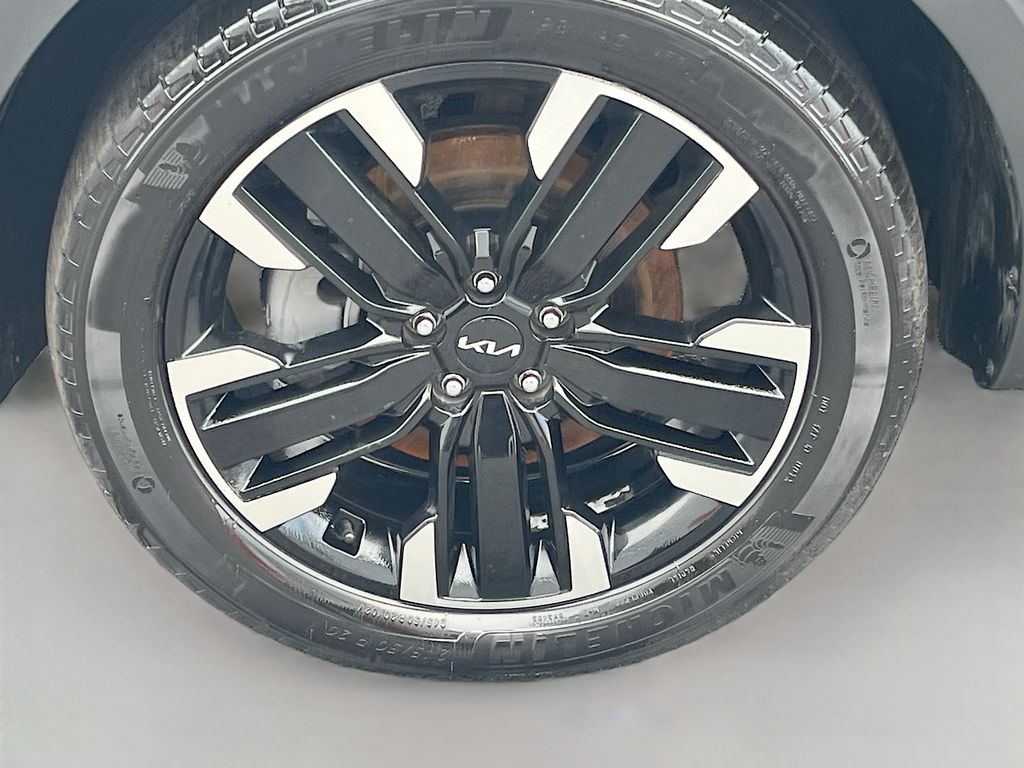 Used 2025 Green Kia S image 33