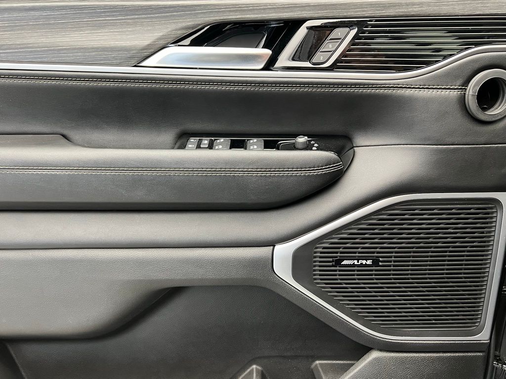 Thumbnail: 2023 Jeep Wagoneer - 22