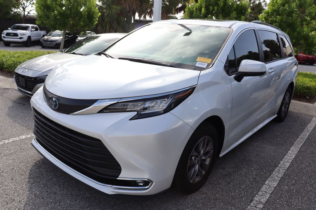 Thumbnail: 2023 Toyota Sienna - 2