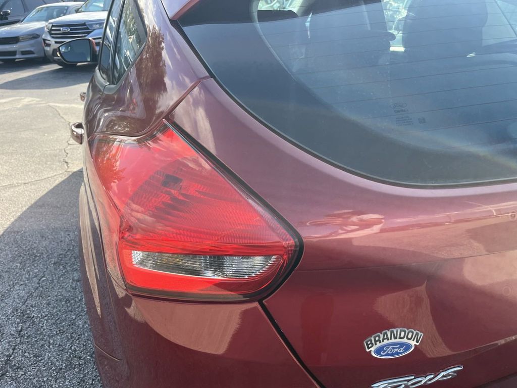 2016 Ford Focus SE 10