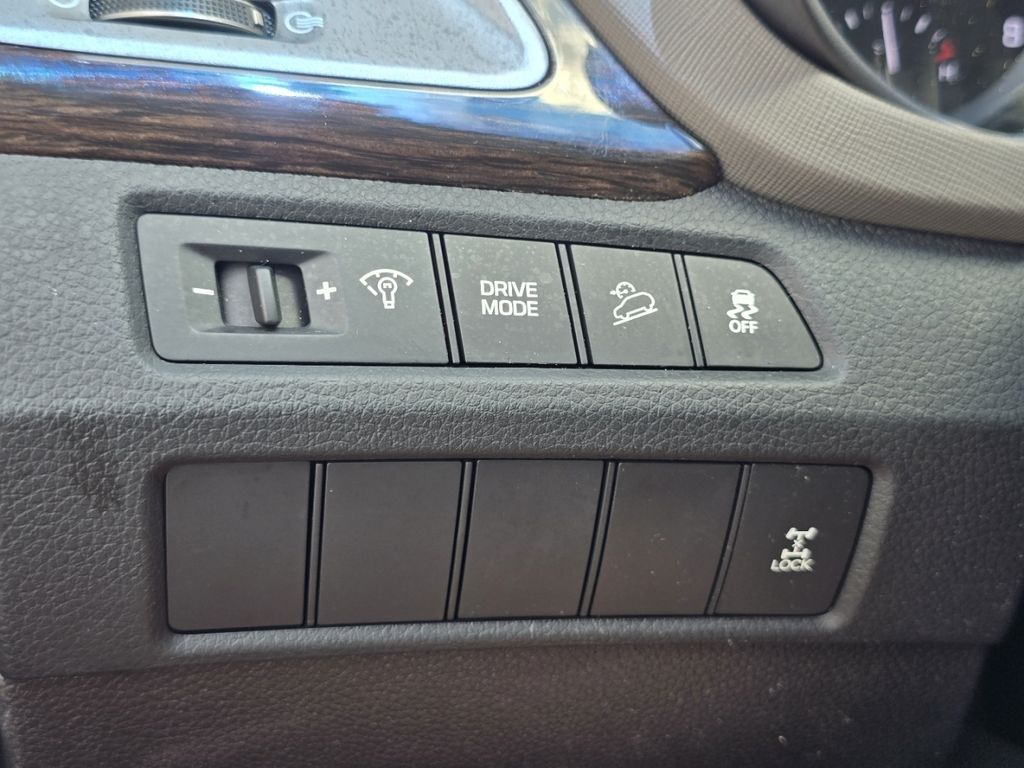 Used 2018 Silver Hyundai  image 7