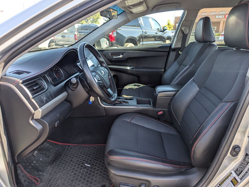 2016 Toyota Camry SE 26