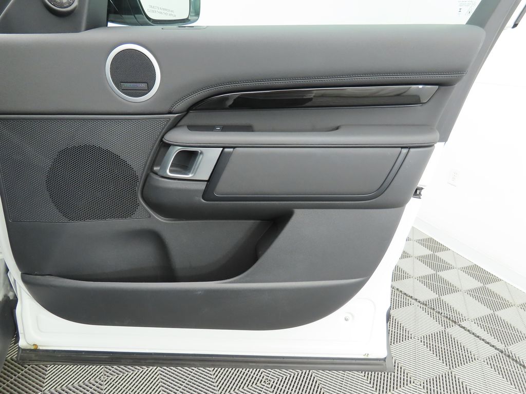 Thumbnail: 2024 Land Rover Discovery - 25