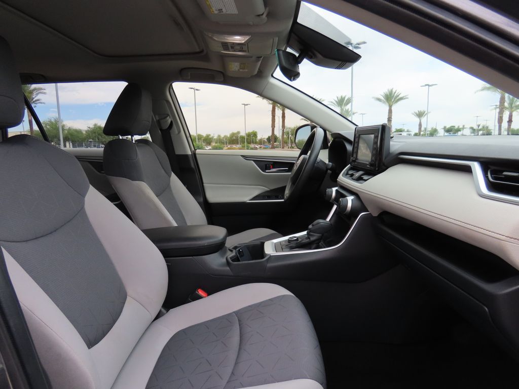 2022 Toyota RAV4 XLE 19