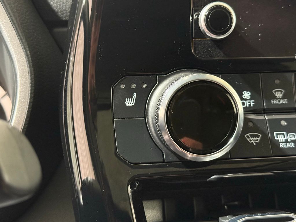 Thumbnail: 2023 Toyota Highlander - 31